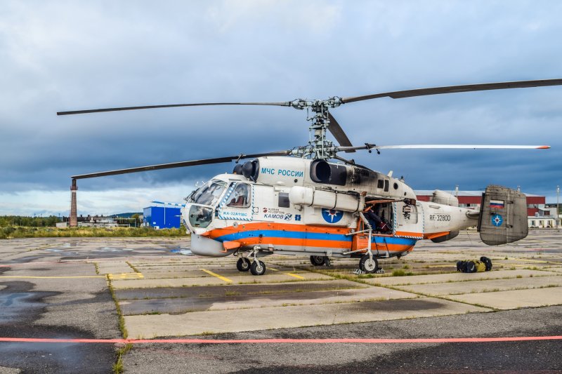 Вертолет МЧС России прибыл в Мурманск