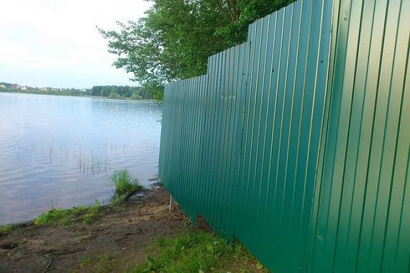 Незаконно перекрыли забором проход к ручью в Молочном