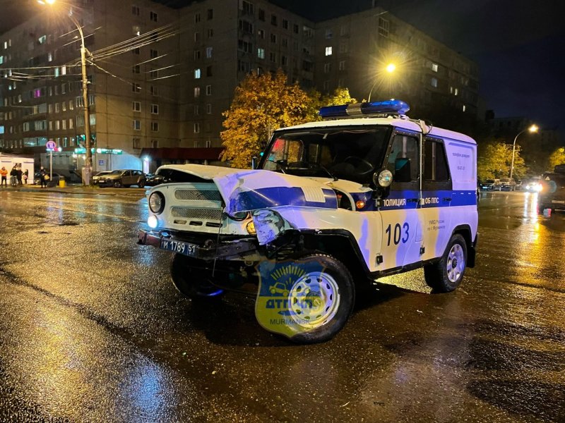 Полицейский УАЗ и иномарка врезались в Мурманске