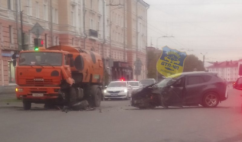 В аварии с КАМАЗом пострадал человек в Мурманске