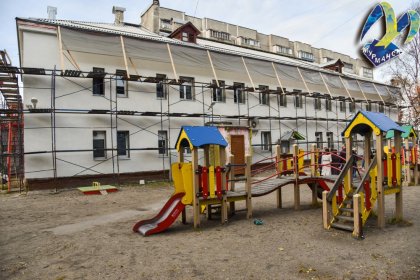Обновляют фасад детсада в Мурманске