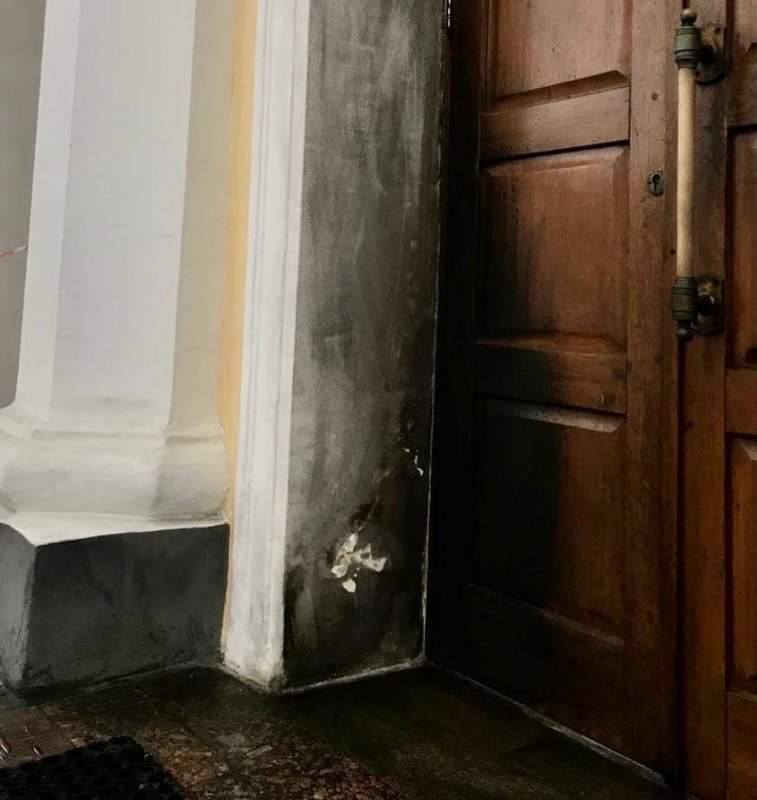 Пострадал охранник при ночном поджоге неизвестным здания правительства Мурманской области