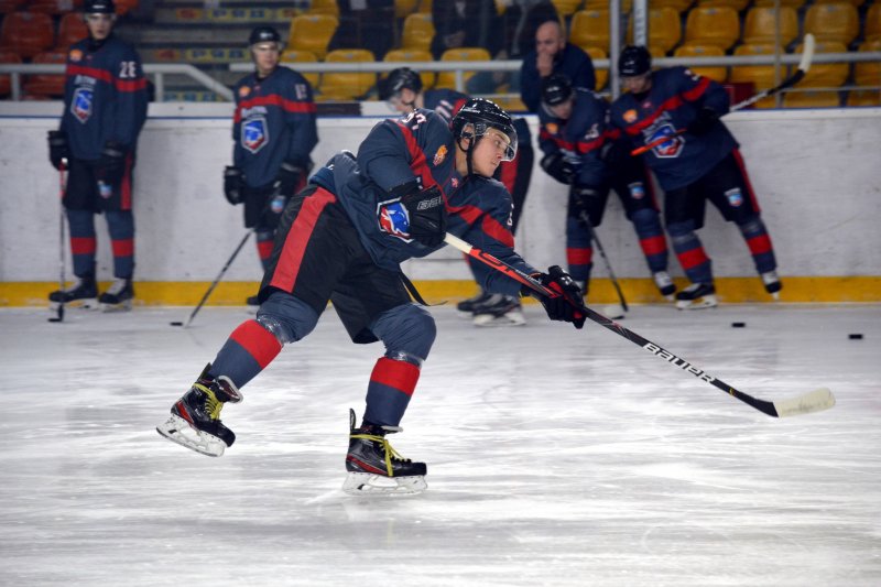 Молодые хоккеисты «Арктики» победили опытных игроков