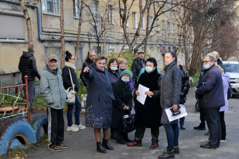 Дом остался без горячей воды — жильцы обратились за помощью к депутату Мурманска