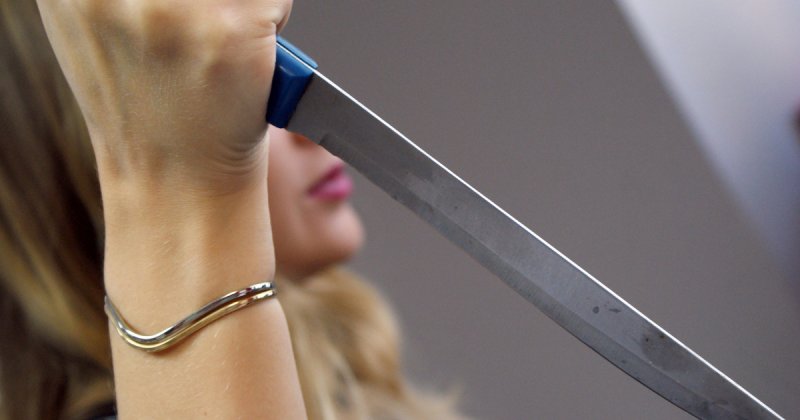 Накинулась с ножом на сожителя женщина в Апатитах