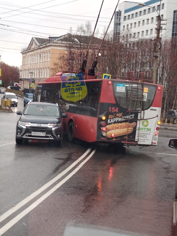 Троллейбус через 2 сплошные протаранил внедорожник в Мурманске