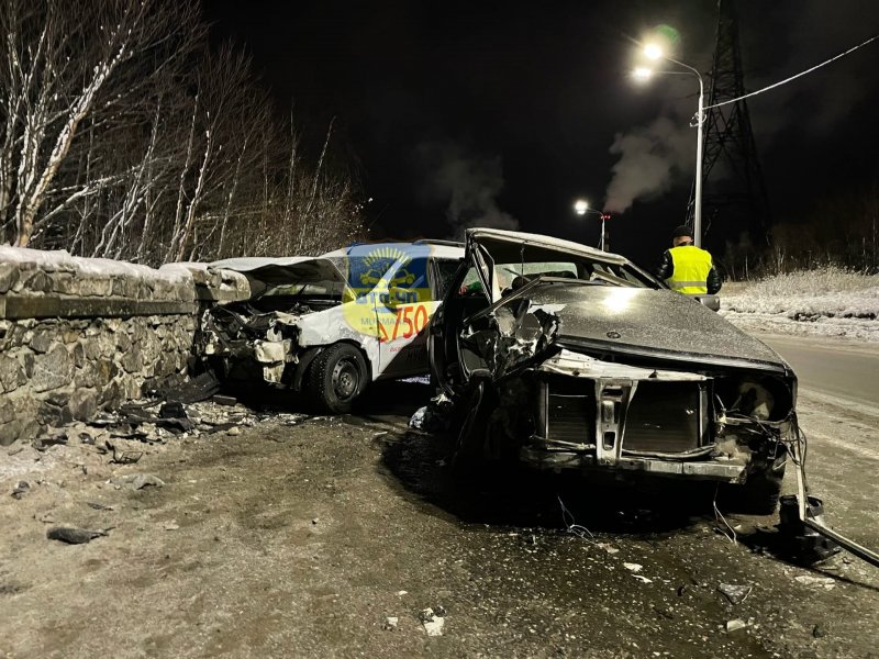 Четверо пострадали в аварии с такси в Мурманске