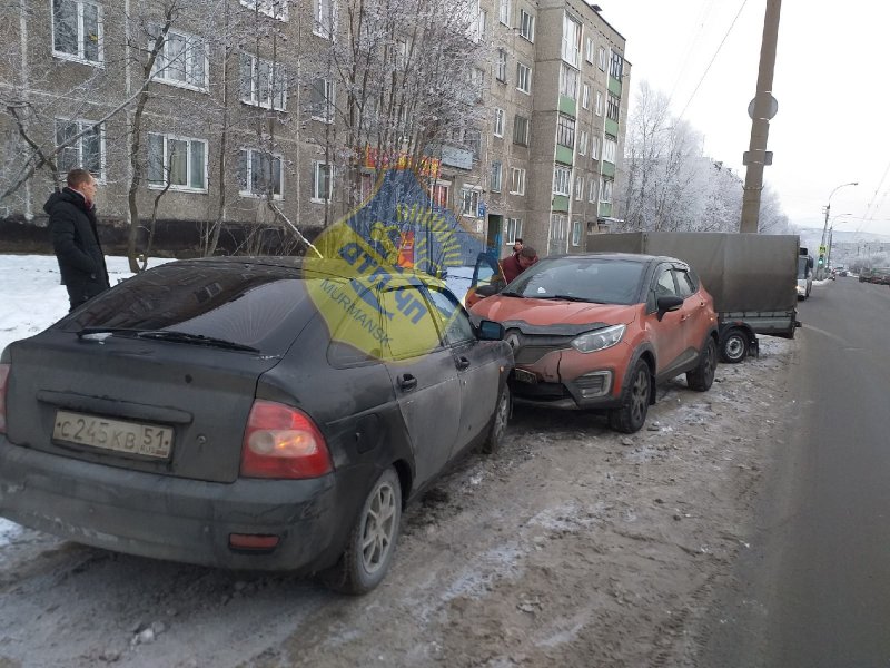 Машина без водителя врезалась в кроссовер в Мурманске