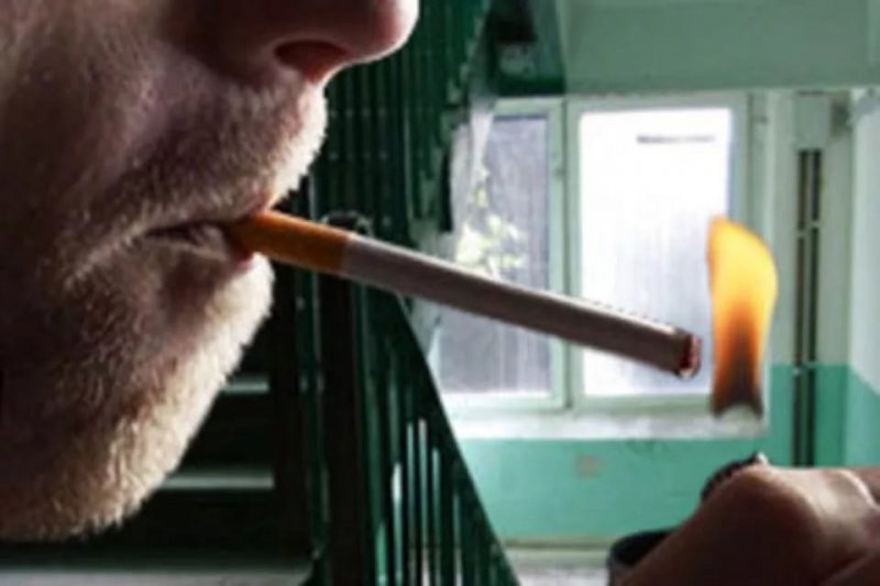 Ножом в лицо получил за замечание не курить в подъезде в Мурманске