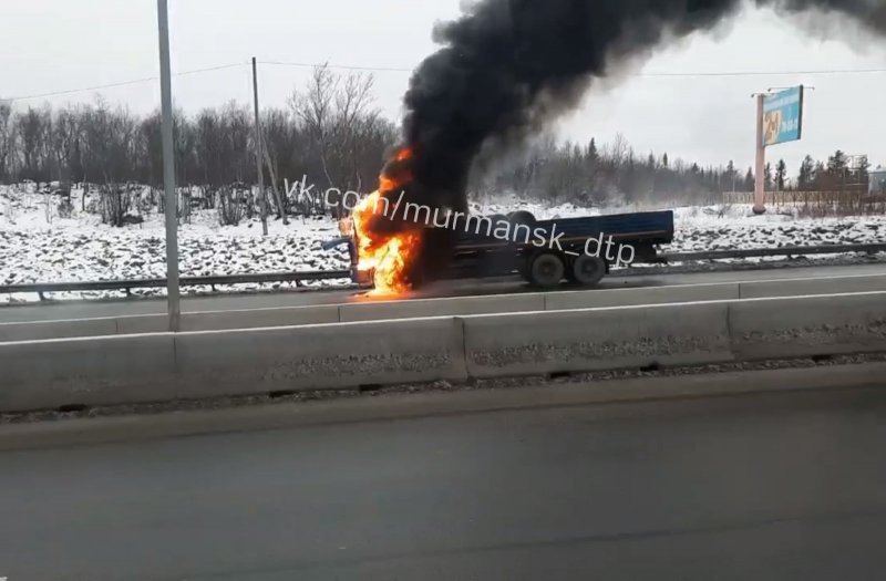 Загорелся грузовик в Мурманске