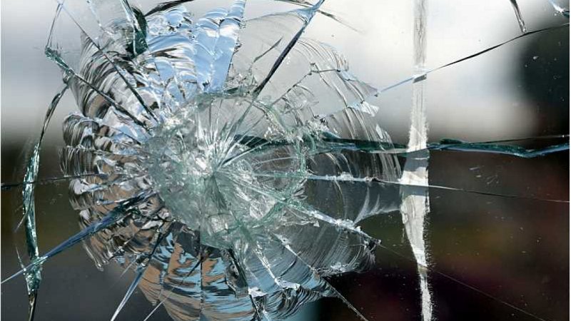 Сосед выбил камнями стеклопакеты жительнице Кировска