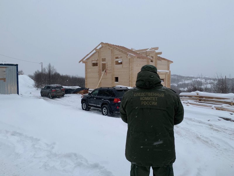 Разбился насмерть на стройке частного дома мужчина в Мурманске