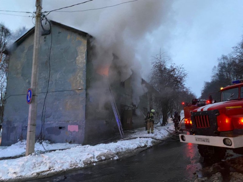 Пламя и клубы дыма вырываются из окон двухэтажки в Мурманске