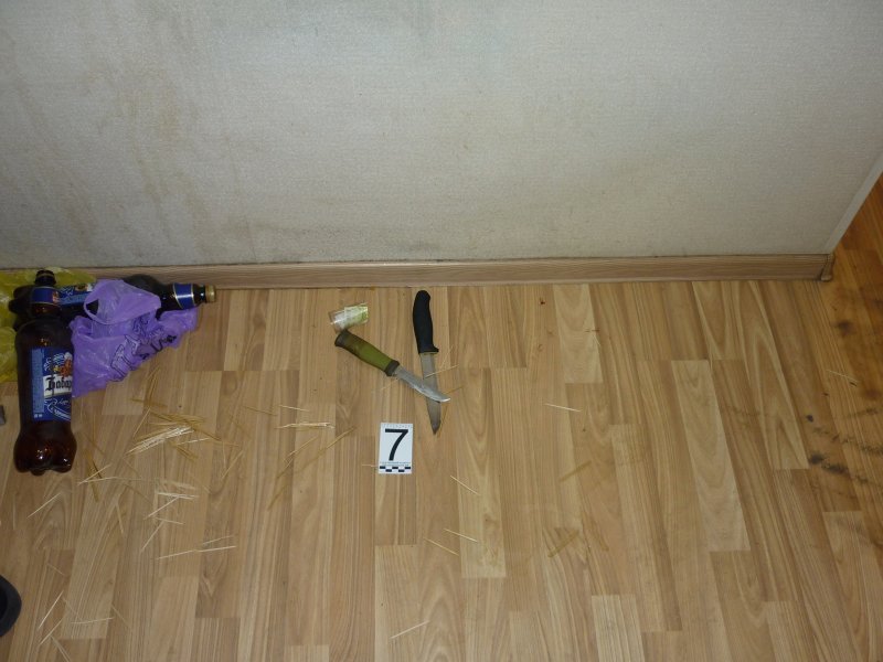 Убил соседа и вынес тело на лестничную клетку в Мурманске