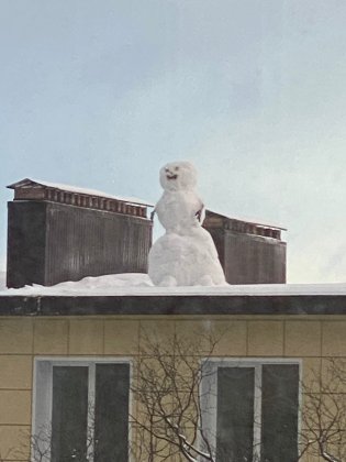 Снеговика на крыше дома слепили жители Североморска