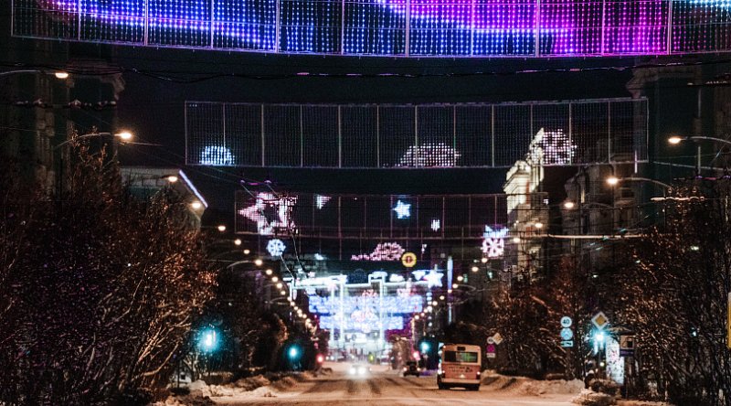 3Д-светодиодные растяжки установили над проспектом Ленина в Мурманске