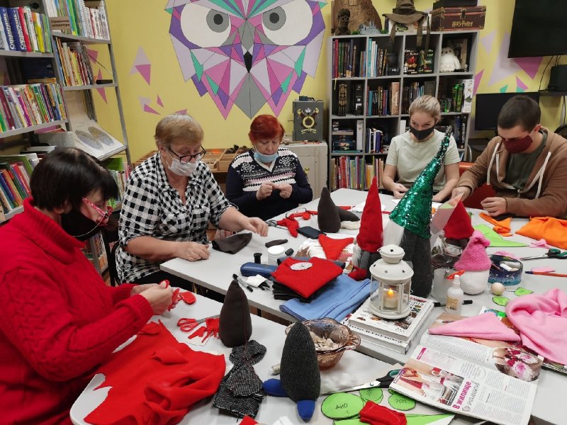 Новогодних гномов учат шить в библиотеке Мурманска
