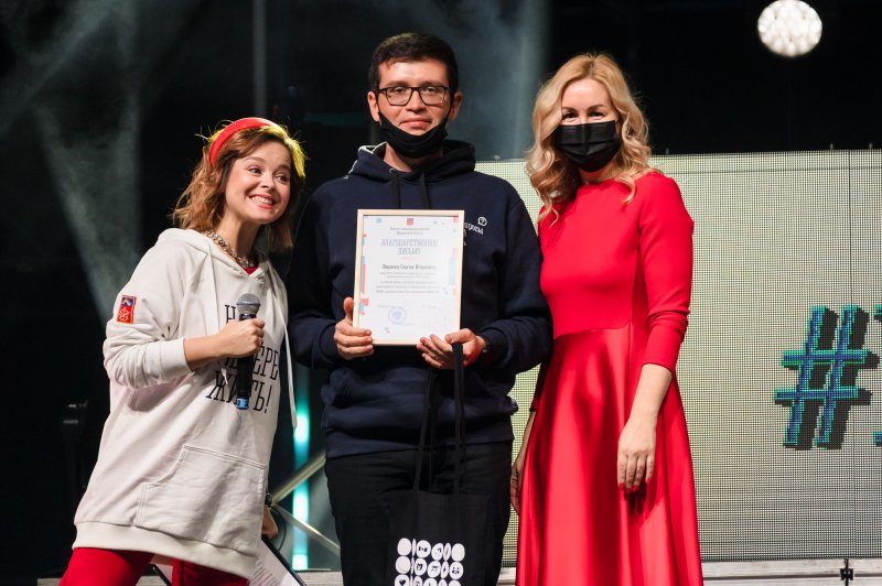 Звезда Comedy Woman наградила волонтеров Мурманской области