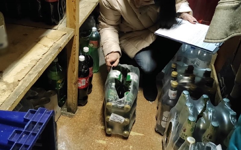 230 литров подозрительного алкоголя нашли в магазине Мурманска