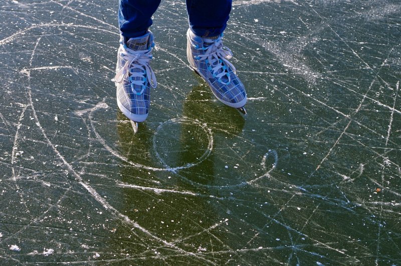Синтетический лед уложат в центре Мурманска