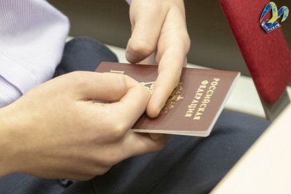 Мурманчанам торжественно вручили первые паспорта