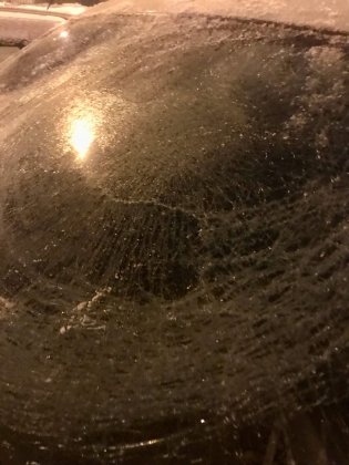 Пакетом с водой разбили лобовое стекло машины в Мурманске