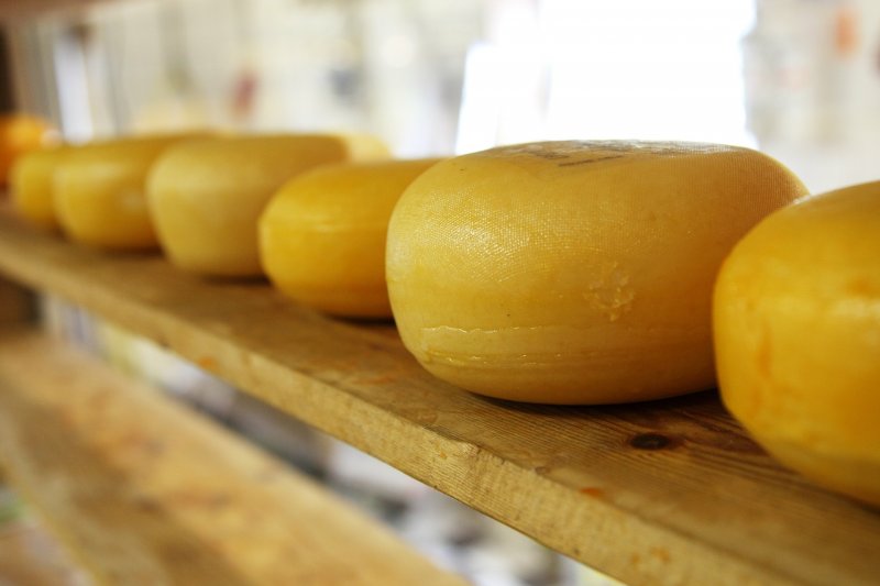 10 кг сыра похитил неизвестный в Полярных Зорях