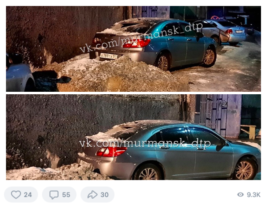 Легковушку изуродовало снегом с крыши в Мурманске
