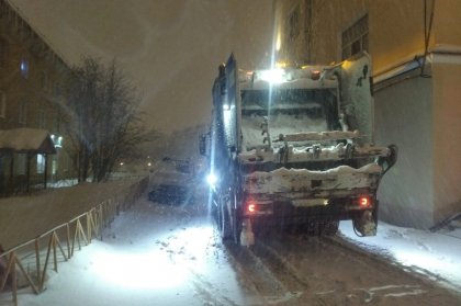 Машины и снег мешают вывозу мусора в Мурманске