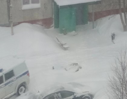 Соцсети: труп мужчины 6 часов пролежал во дворе в снегу в Апатитах
