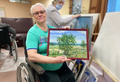 35 картин передали одиноким пенсионерам в Мурманске