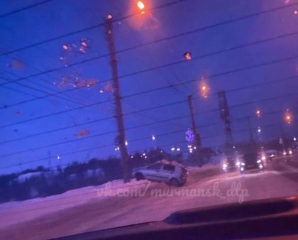 Машина чуть не вылетела на тротуар в Мурманске
