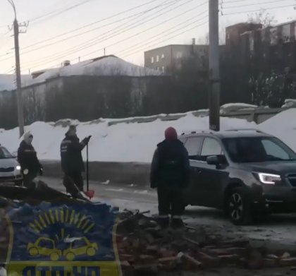 Ветхий дом рухнул на дорогу во время сноса в Мурманске