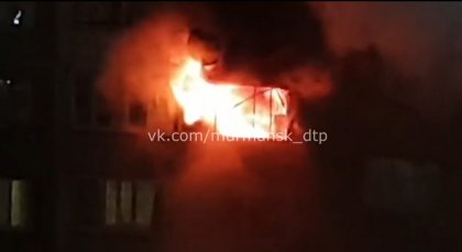 Спасли двоих человек при пожаре в доме на Беринга в Мурманске