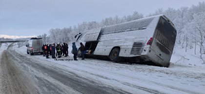 Автобус с российскими моряками съехал в кювет в Печенгском округе
