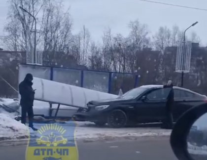 Иномарка "снесла" остановку в Мурманске
