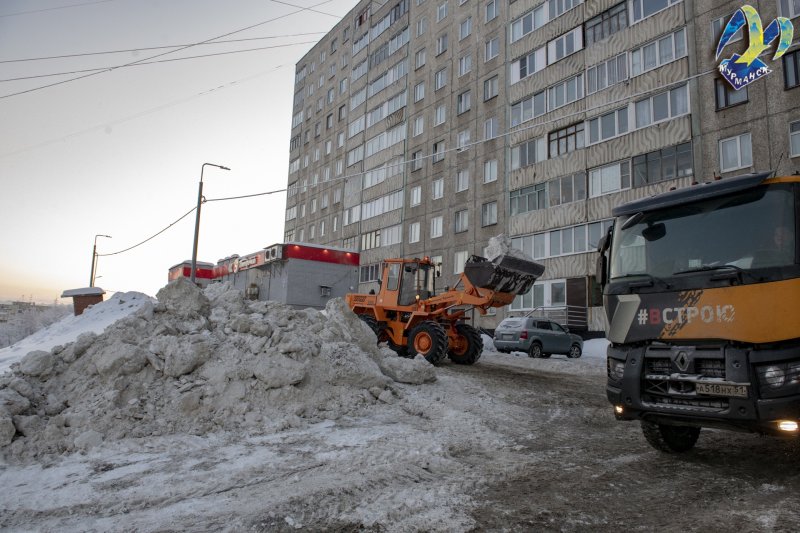 В заваленный снегом двор выехал депутат Мурманска