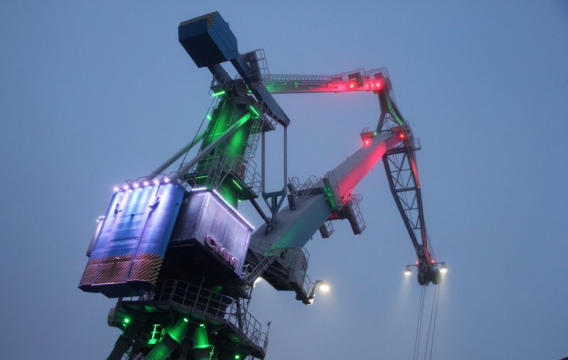 Новый кран-гигант засиял разноцветными огнями в Мурманске