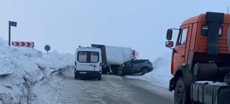 Кроссовер попал под грузовик на трассе «Заполярный - Сальмиярви»