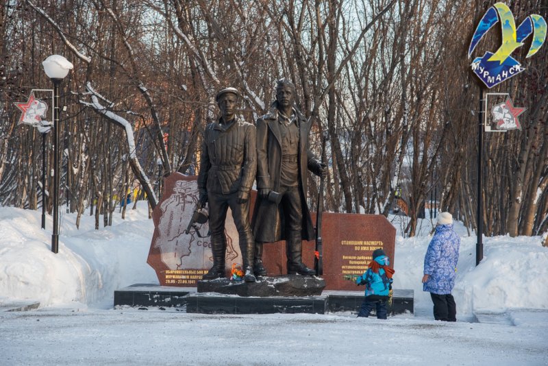 Чистоту нового сквера проверили депутаты в Мурманске