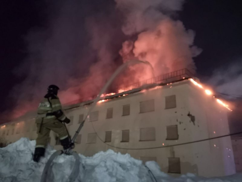 30 пожарных тушили огонь в пятиэтажке в Видяево