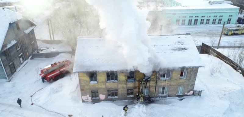 Горела жилая двухэтажка в Мурманске