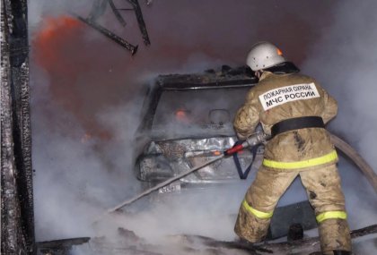 Сгорели сауна, три гаража и машина в Мурманске