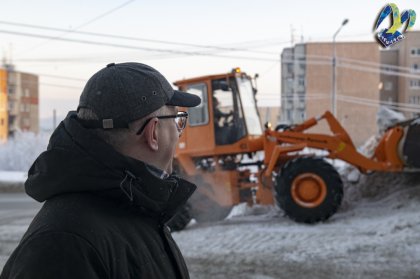 В заваленный снегом двор выехал депутат Мурманска