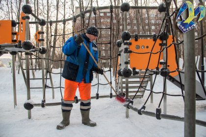 Чистоту нового сквера проверили депутаты в Мурманске