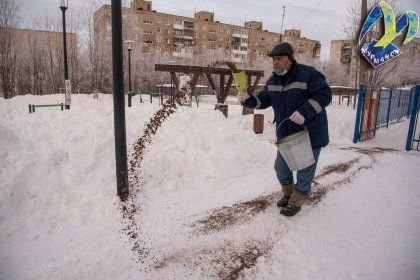 Уборка от снега скверов на контроле депутатов Мурманска