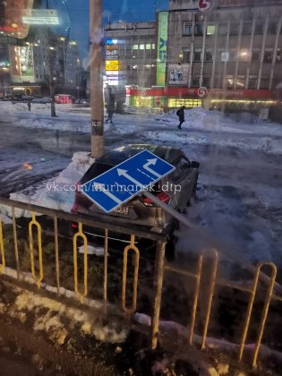 Ветер крушил фасады домов, дорожные знаки и баннеры в Мурманске Ветер крушил фасады домов, дорожные знаки и баннеры в Мурманске