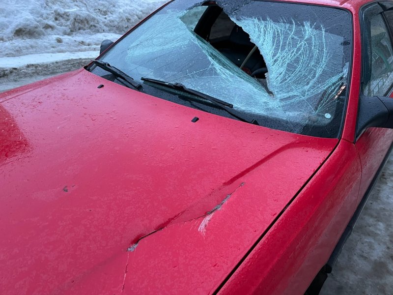 Упавший металлический лист разбил машину в Полярном