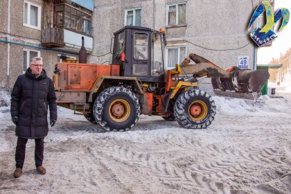 Не мешать уборке снега во дворах просят хозяев машин в Мурманске