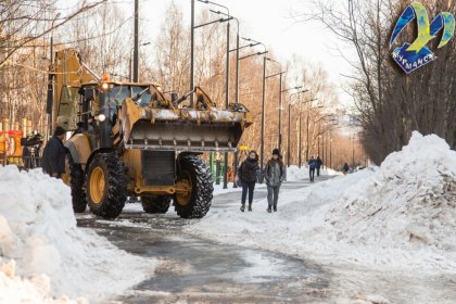 Проверили уборку на площадке с тренажерами для маломобильных северян в Мурманске